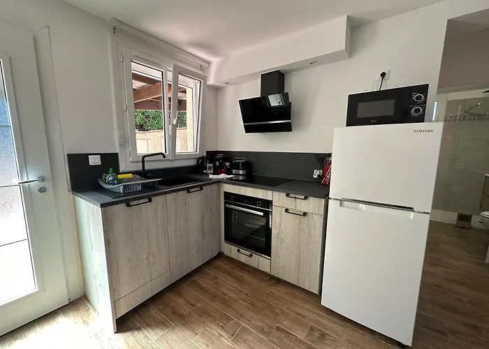 Bas De Villa Climatise Et Wifi 2 Chambre Pour 4 Personnes Et Petite Vue Mer